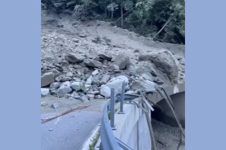 Une partie des laves a passé par-dessus le pont de Sarreyer qui a été totalement détruit.